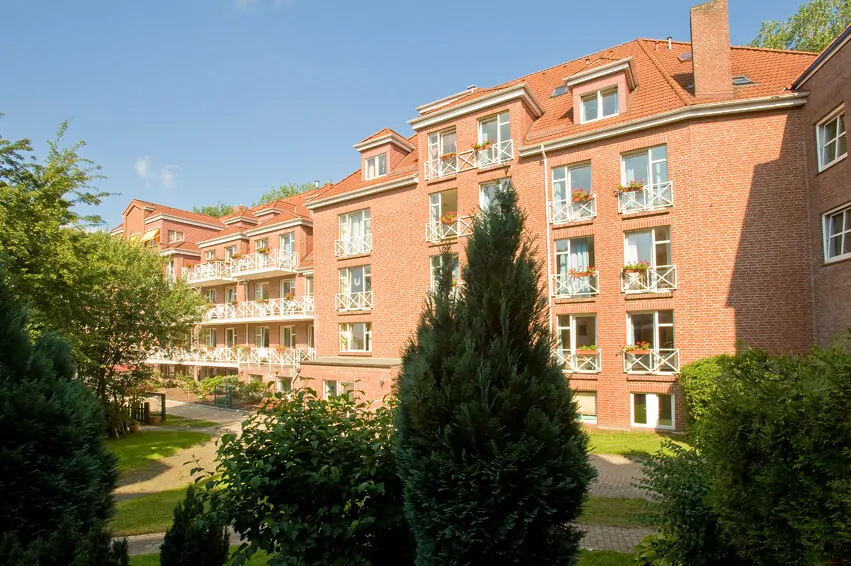 Außenansicht des Seniorenpflegeheims Schöne Aussicht mit Garten in Pinneberg