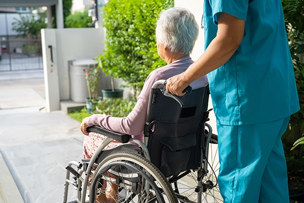 Pflegekraft im Gespräch mit einer Seniorin